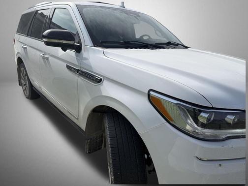 Pristine White Metallic Tri-Coat 2023 Lincoln Navigator Reserve