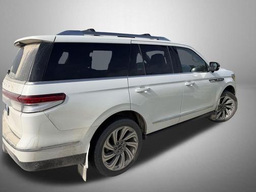 Pristine White Metallic Tri-Coat 2023 Lincoln Navigator Reserve