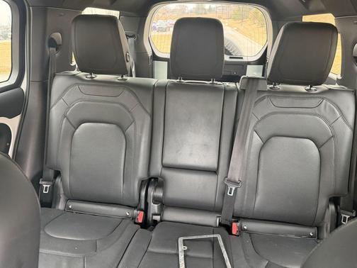 2023 Land Rover Defender 130 SE