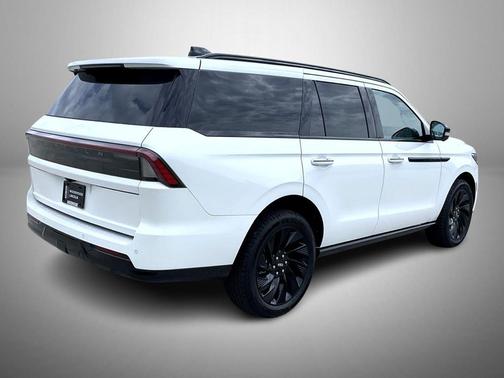 Pristine White Metallic Tri-Coat 2027 Lincoln Navigator Reserve