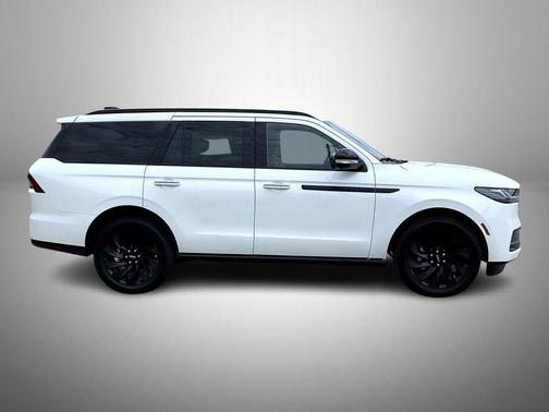 Pristine White Metallic Tri-Coat 2027 Lincoln Navigator Reserve