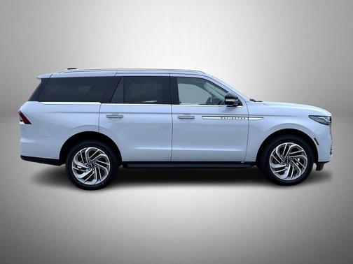 Crystal White Metallic Clearcoat 2026 Lincoln Navigator Premiere
