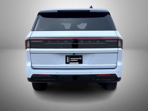 Crystal White Metallic Clearcoat 2026 Lincoln Navigator Premiere