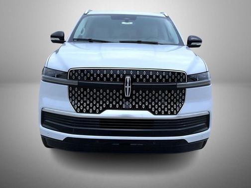 Crystal White Metallic Clearcoat 2026 Lincoln Navigator Premiere
