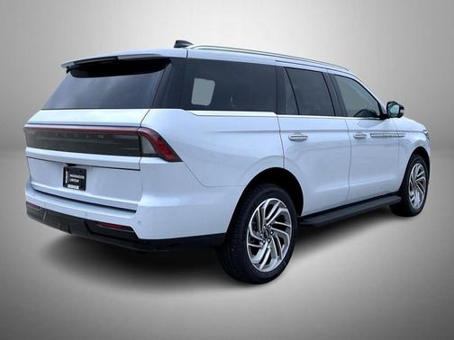 Crystal White Metallic Clearcoat 2026 Lincoln Navigator Premiere