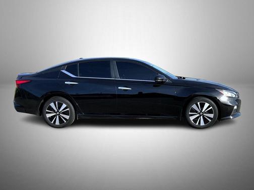 Super Black 2022 Nissan Altima 2.5 SV