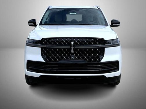 Star White Metallic Tri-Coat 2026 Lincoln Navigator Black Label