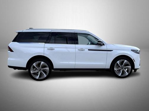 Star White Metallic Tri-Coat 2026 Lincoln Navigator Black Label