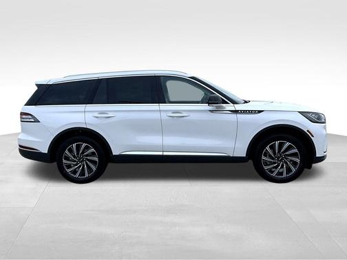 Pristine White Metallic Tri-Coat 2026 Lincoln Aviator Premiere