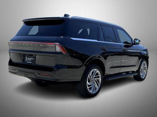 Infinite Black Metallic Clearcoat 2026 Lincoln Navigator Premiere
