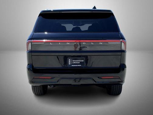 Infinite Black Metallic Clearcoat 2026 Lincoln Navigator Premiere