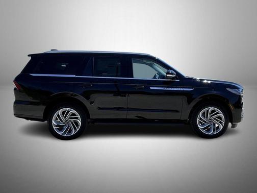 Infinite Black Metallic Clearcoat 2026 Lincoln Navigator Premiere