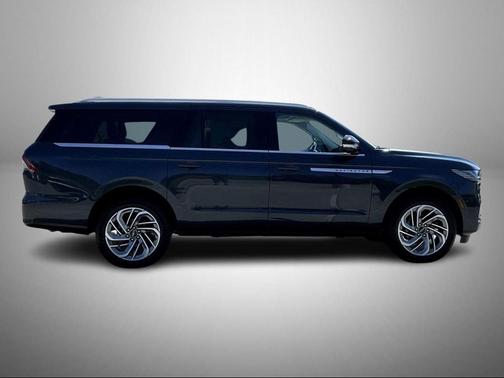 Flight Blue Metallic Clearcoat 2026 Lincoln Navigator Reserve