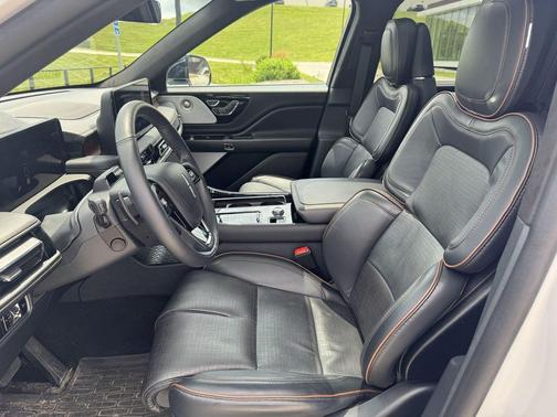 Pristine White Metallic Tri-Coat 2025 Lincoln Aviator Black Label AWD