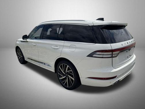 Pristine White Metallic Tri-Coat 2025 Lincoln Aviator Black Label AWD