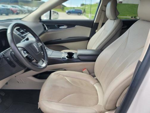 White Platinum 2019 Lincoln Nautilus Reserve