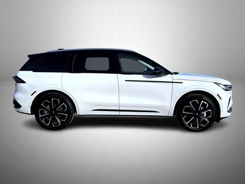 White Platinum Metallic Tri-Coat 2026 Lincoln Nautilus Reserve