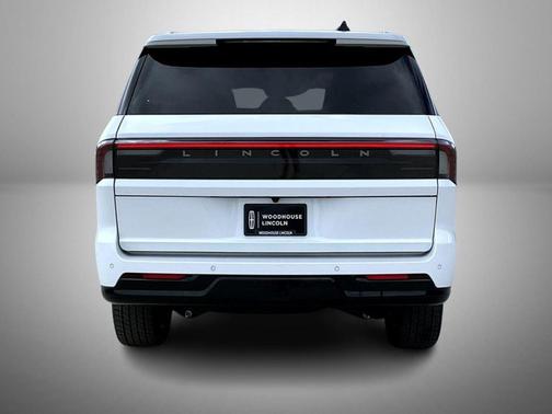 Star White Metallic Tri-Coat 2026 Lincoln Navigator Black Label
