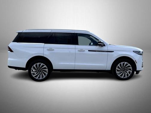 Star White Metallic Tri-Coat 2026 Lincoln Navigator Black Label