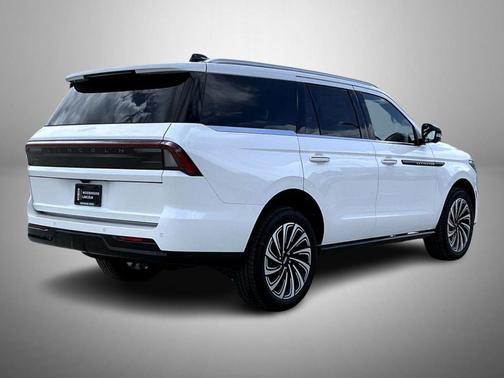 Star White Metallic Tri-Coat 2026 Lincoln Navigator Black Label