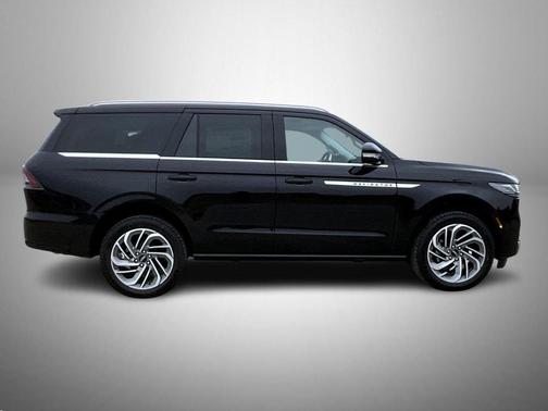 Infinite Black Metallic Clearcoat 2026 Lincoln Navigator Reserve