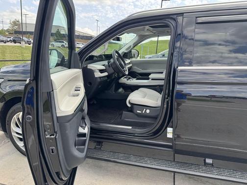 Infinite Black Metallic Clearcoat 2026 Lincoln Navigator Reserve