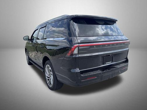Infinite Black Metallic Clearcoat 2026 Lincoln Navigator Reserve