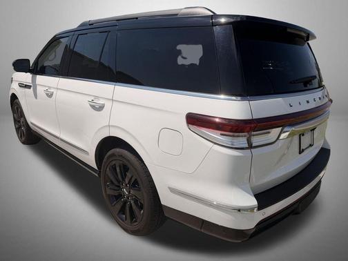 Pristine White Metallic Tri-Coat 2022 Lincoln Navigator Black Label