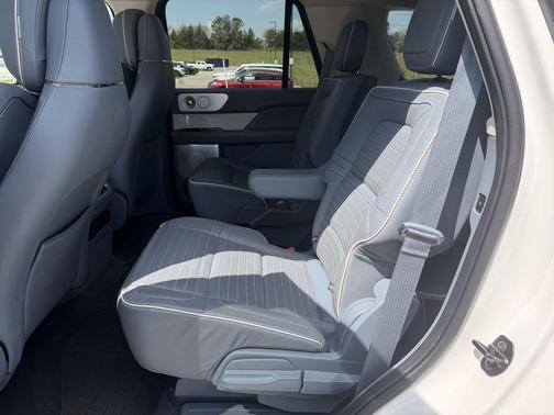 Pristine White Metallic Tri-Coat 2022 Lincoln Navigator Black Label