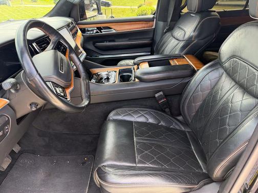Diamond Black Crystal Pearlcoat 2022 Jeep Grand Wagoneer Series III 4x4