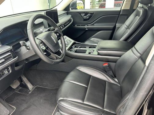 Infinite Black Metallic Clearcoat 2023 Lincoln Aviator Livery