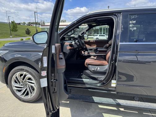Black Metallic 2025 Lincoln Navigator Reserve