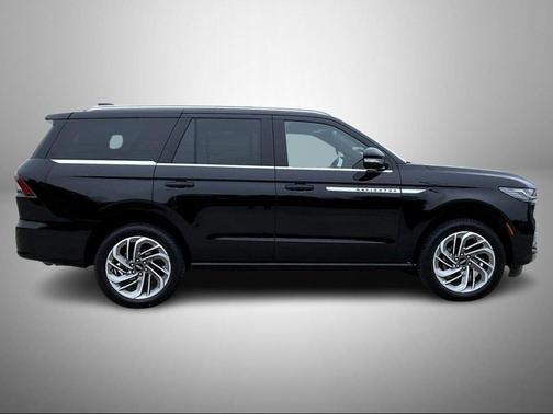 Black Metallic 2025 Lincoln Navigator Reserve