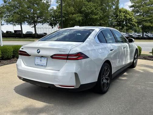 Alpine White 2026 BMW 530 i xDrive