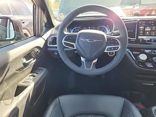 2025 Chrysler Pacifica Hybrid Select