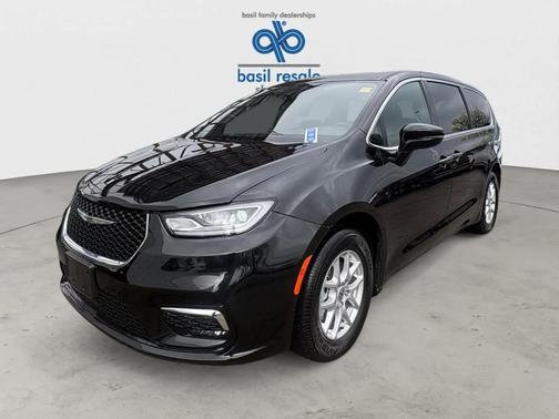 Diamond Black 2025 Chrysler Pacifica Select