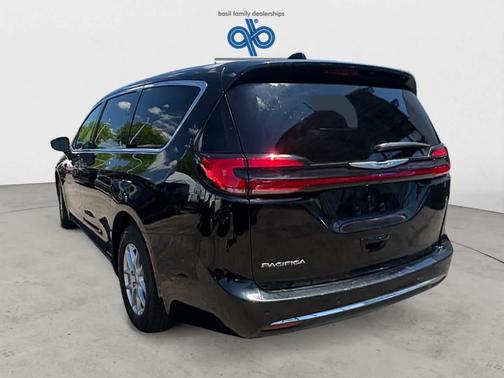 Diamond Black 2025 Chrysler Pacifica Select