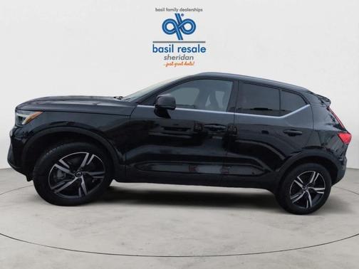 2025 Volvo XC40 B5 Core Bright Theme