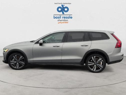 2025 Volvo V60 Cross Country B5 Plus
