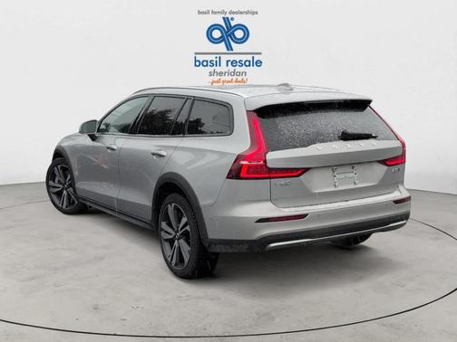 2025 Volvo V60 Cross Country B5 Plus