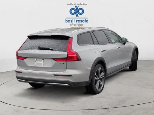 2025 Volvo V60 Cross Country B5 Plus
