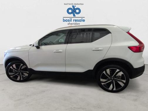 2025 Volvo XC40 B5 Plus Bright Theme