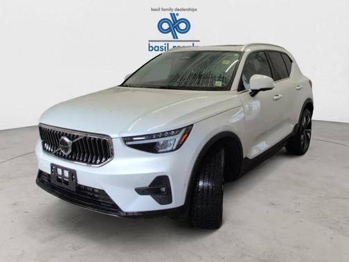 2025 Volvo XC40 B5 Plus Bright Theme