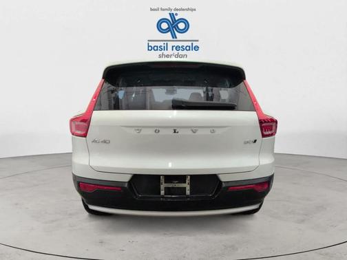 2025 Volvo XC40 B5 Plus Bright Theme