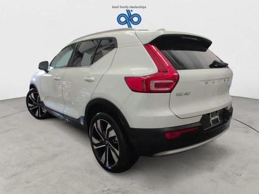 2025 Volvo XC40 B5 Plus Bright Theme