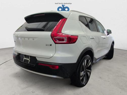 2025 Volvo XC40 B5 Plus Bright Theme