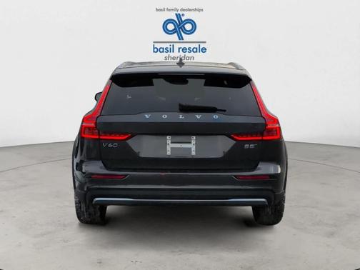 2025 Volvo V60 Cross Country B5 Plus