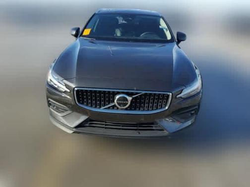 2025 Volvo V60 Cross Country B5 Plus