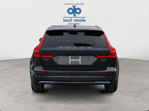 2025 Volvo V60 Cross Country B5 Plus