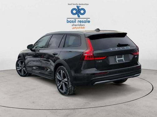2025 Volvo V60 Cross Country B5 Plus